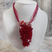 Tendre Rouge Anhänger Halskette montiert mit roten Glastropfen, facettierten runden Perlen und Perlmuttperlen